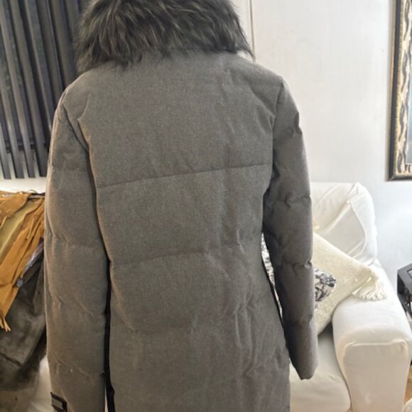 Badgley Mischka stylish puffer coat. - Picture 2 of 9